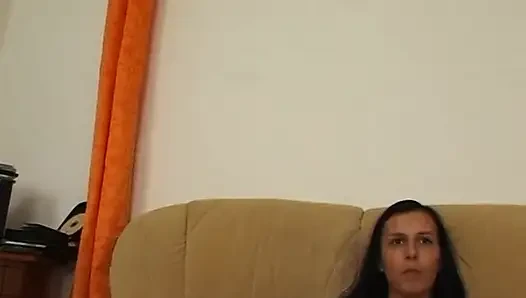 Cewek cantik rambut cokelat masturbasi sebelum nyepong kontol aksi pov