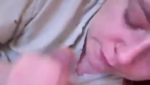 Девушка по соседству в видео от первого лица с извиванием.. Интенсивный частный момент