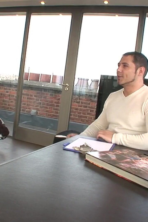 Strippers entrevistadas a fondo por el dueño del club