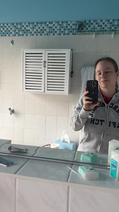 Nastolatek z idealnymi prysznicami ciała