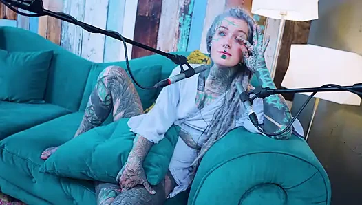 Aku berbicara tentang H - Happiness - ASMR podcast SFW berbicara dengan gadis kurus gothic bertato rambut gimbal