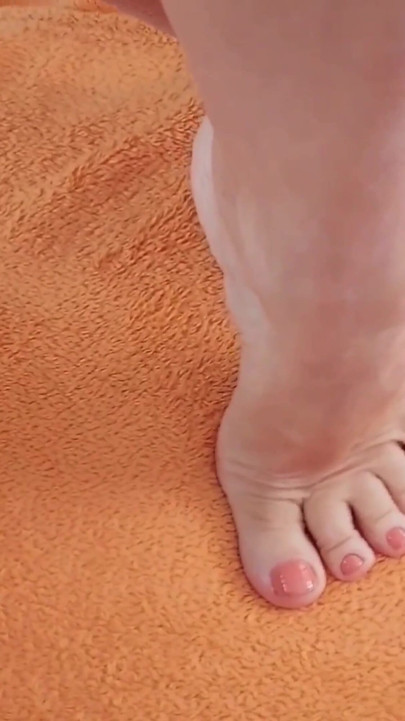 Selena's Feet Posing,worship and Sex