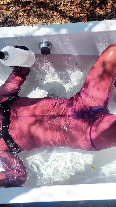 Sesi bermain kamar mandi purple drone