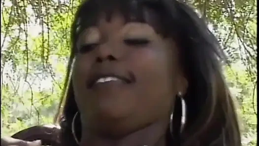 Güzel zenci orta yaşlı seksi kadın domalarak sikiliyor ve canavar siyah yarakla yüzüne boşalıyor