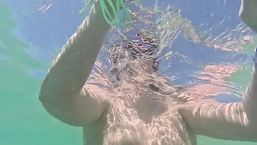 Freche Blondine Pinkelt Im Meer Im Freien Und Schwimmen Unter Wasser