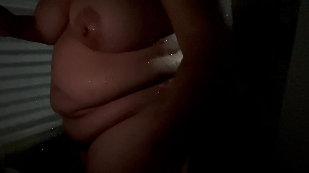 लड़की अपने स्तनों को बहुत अमीर और तंग चूत को छूकर बहुत कामुक शॉवर लेते हुए खुद को रिकॉर्ड करती है।