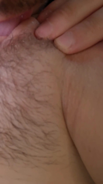 Fesselnder moment von "extremer nahaufnahme, kitzler lecken und meine süße junge muschi mit squirting-orgasmus - asmr"