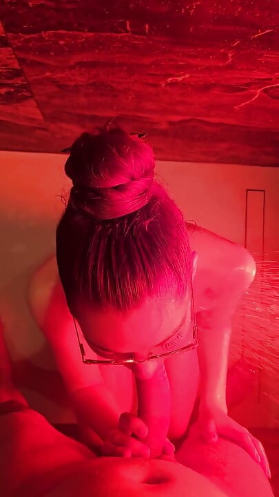 Prawdziwa para prysznic sextape - steamy amator jebanie z ojczymem pod prysznicem