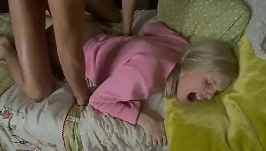 Zum ersten mal fickt college junge schlampe so nass und aufgeregte muschi vol 7