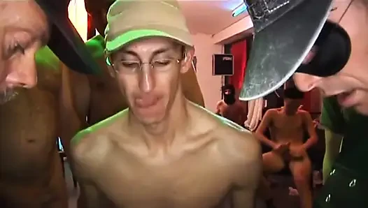 Schleimiges green goo tränkt reifes schätzchen in wilden hardcore-pound