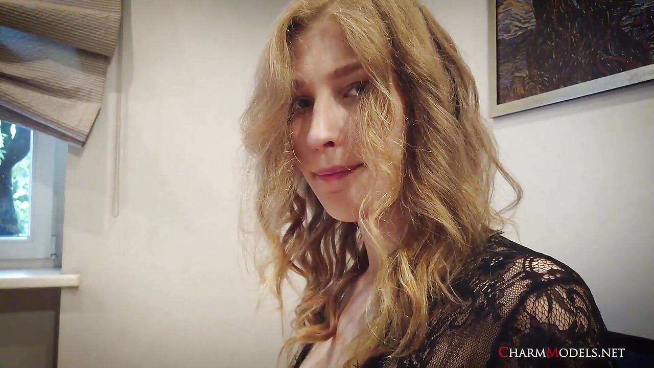 Glamour Video com modelo magra Blizard em vestido transparente de manhã