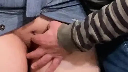 Hobi kotor! Pria tua lagi asik fingering memek aduhainya di depan umum