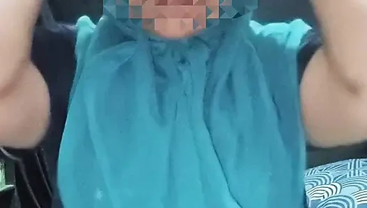Wanita Muslim hijab biru dengan kaos hitam yang menggoda