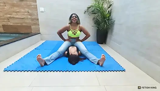 Göğüse oturma - güçlü bacaklar ve kaslar Lebian dövüş kızları