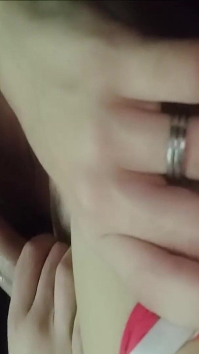 彼女が彼を待っている間、私は彼女の家の前で彼の精液を飲み込みました | クリップ 2