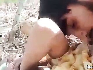 Ficken mit jungfräulichem Desi-Mädchen im Freien