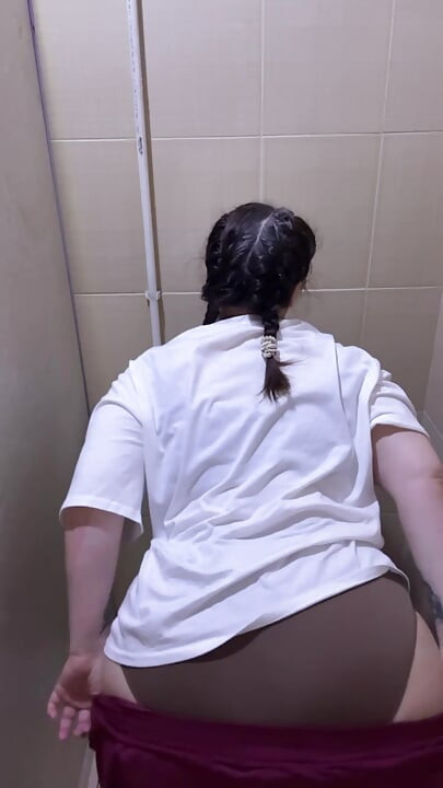 Masturbieren in einer öffentlichen toilette in einem nachtclub