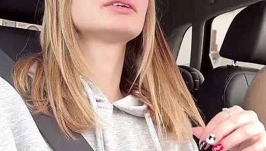 Bir yabancıdan bir araba kabul eder ve onu garajda, bir yumruk torbasının üstünde bulur