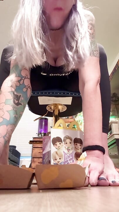 Snack kích thước 67 giantess vs. bữa ăn nhỏ