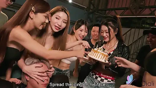 Yaner doğum gününde bakire bir adamla sikişiyor