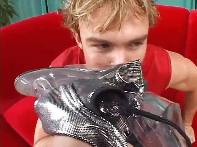 Une brune sexy peut gérer deux bites bien dures en même temps