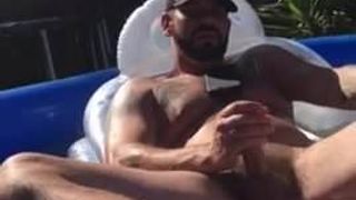 Dos gays masturbándose juntos en la piscina