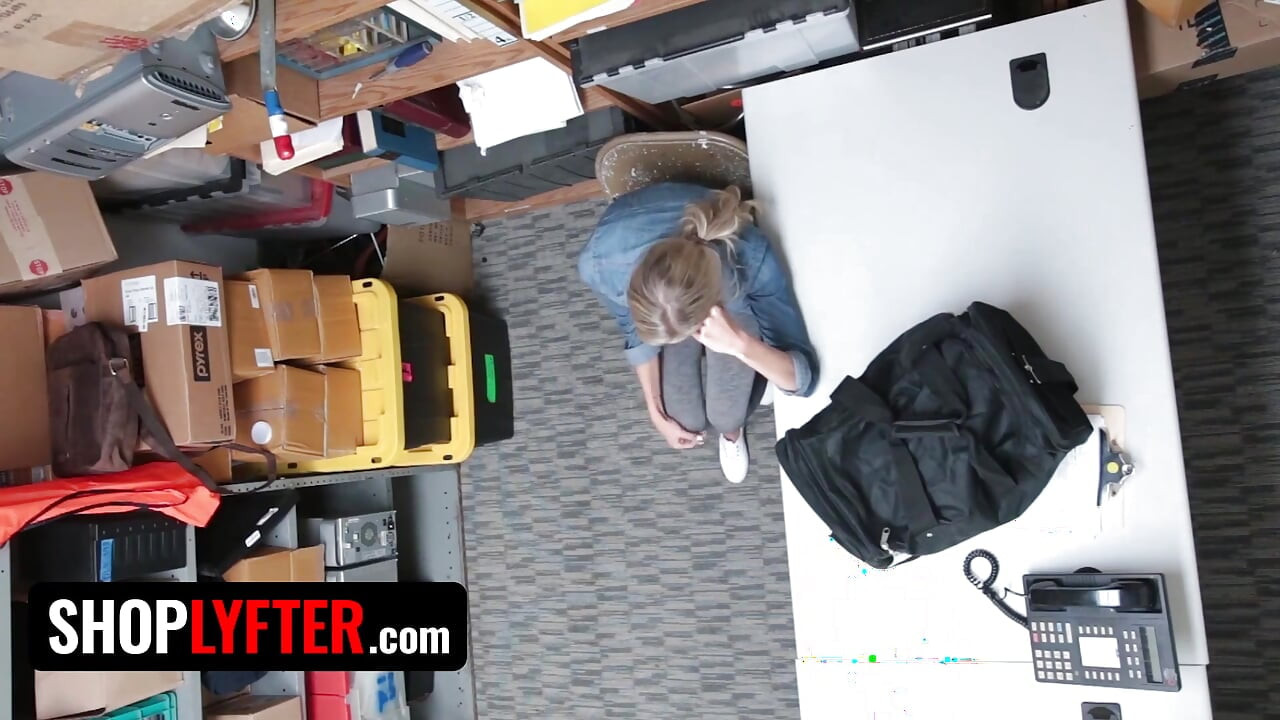 Shoplyfter - Emma Hix สาวผมบลอนด์ตัวผอมให้หีกับเจ้าหน้าที่รักษาความปลอดภัยเพื่อแก้ปัญหา