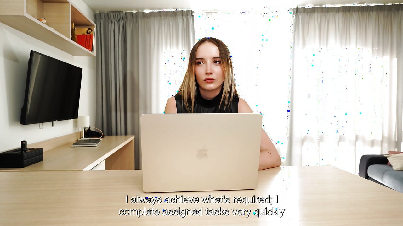 波莉·杨嘴里含着巨大的信息接受采访!