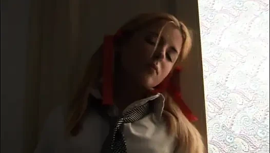 Падчерица Мастурбирует, Наблюдая За Домработницей Отчима