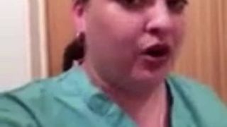 Mollige verpleegster toont haar enorme tieten