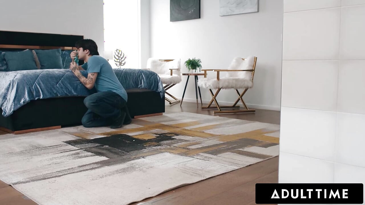 ADULT TIME - Cậu bé đáng ngờ phát hiện ra mẹ kế mới Ryan Keely là một người đào vàng! Cô ấy giữ anh ấy im lặng