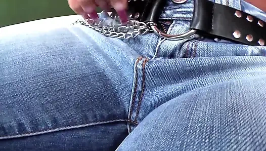 Brünettes schätzchen spielt wild mit ihrer nassen muschi