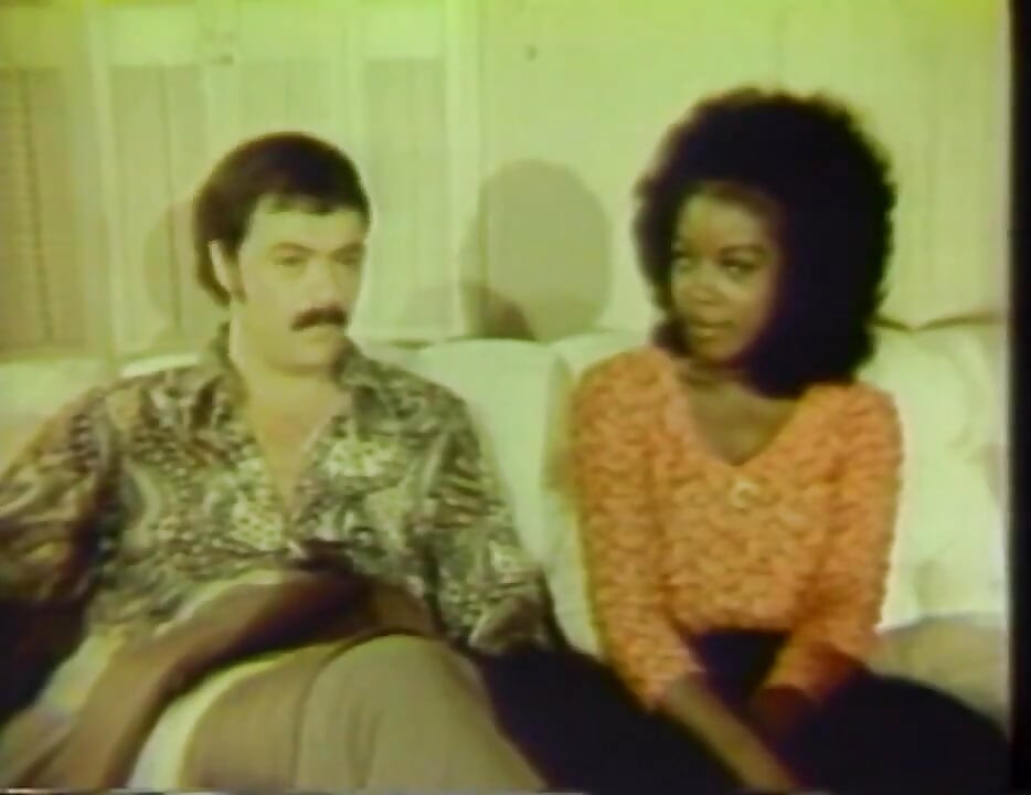 बेडरूम में काली और सफेद चूत चाटना