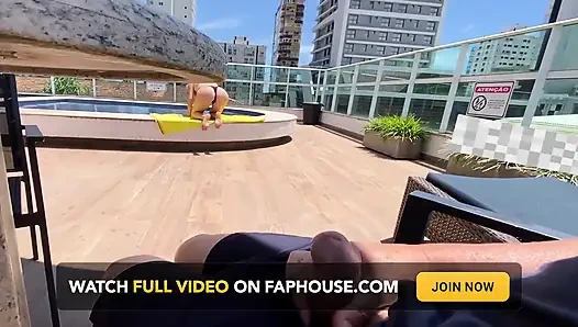 Tante seksi ini bantuin aku crot di kolam renang