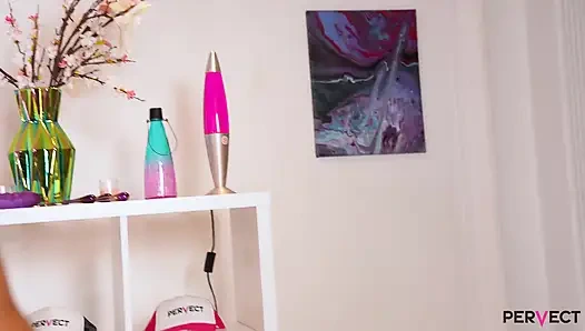 Emma Fantazy получает обе ее дырки, заполненные черными членами!