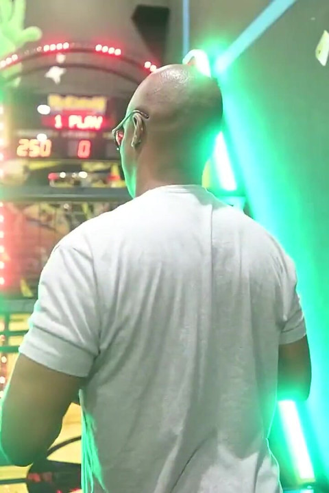 Pulă mare și neagră întinde o curvă blondă larg în futai arcade