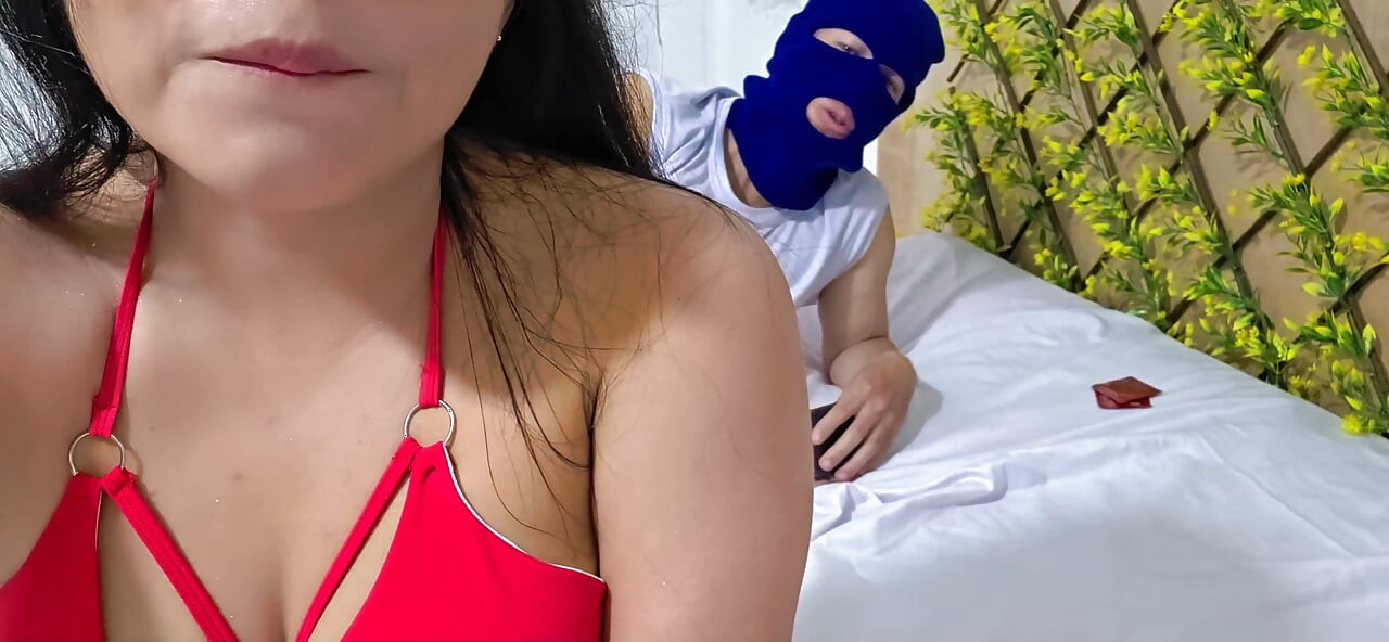 Latina enteada de biquíni seduz padrasto na piscina para sexo selvagem e tabu