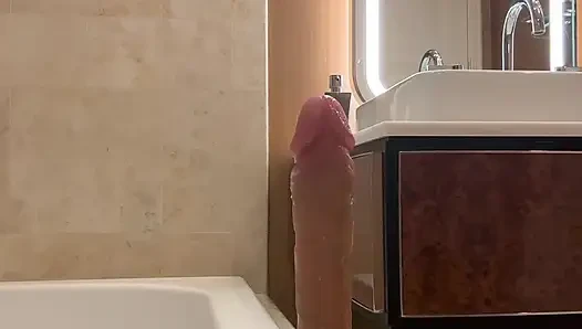 Tante seksi lagi asik ngentot dildonya sampai muncrat