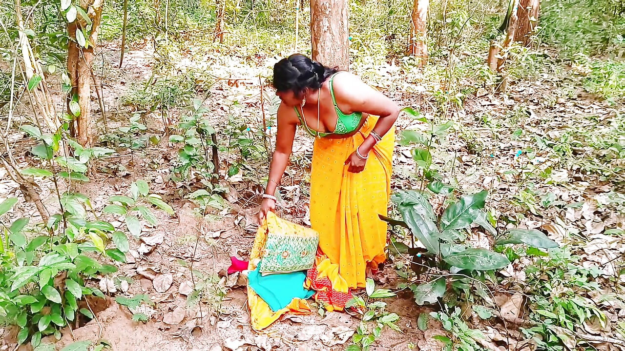 Buitenshuis jungleseks. Desi Bhabi neukt Husbends grote broer in het bos. Telugu vuile praat.