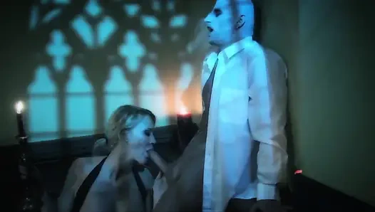 Cewek semok dientot di tangga oleh pacar temannya.