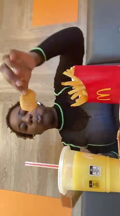 Público Mcdonald's Mukbang