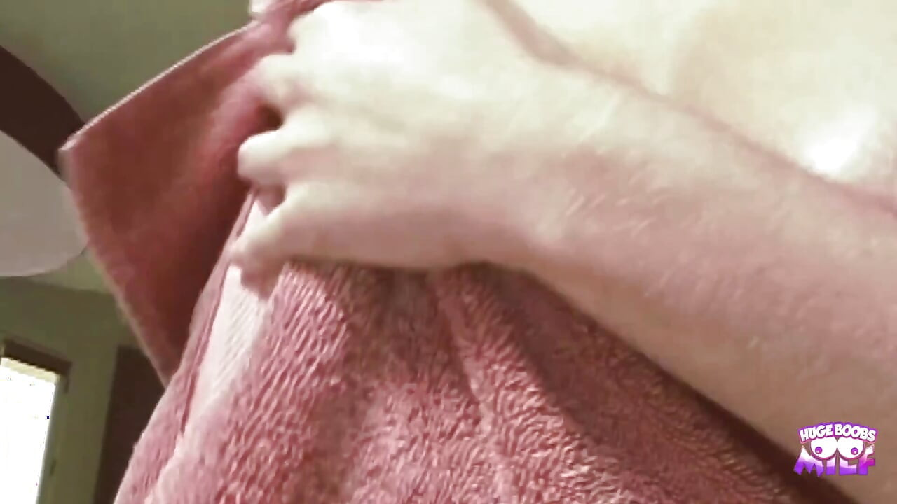 Rahatlatıcı bir duş aldıktan sonra bu büyük göğüslü kaltak amını sert siktirmenin tadını çıkarıyor