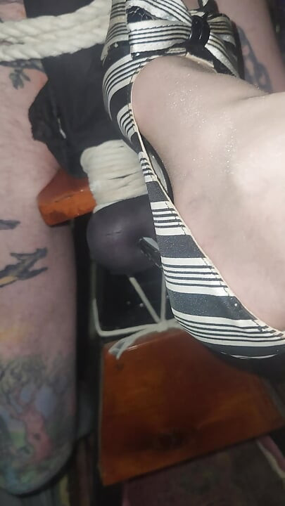 Goode - gadis seksi dengan stoking nilon dan ballbusting