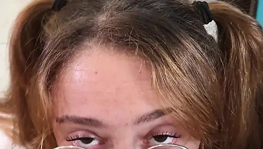 Üniversiteli kız yüzüne büyük bir boşalma alıyor - amatör bakış açısı sakso