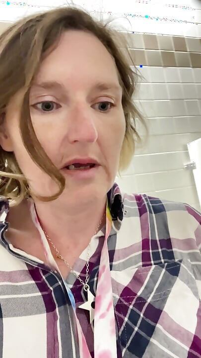 Wenn Ein Unschuldiges Pinkeln in Öffentlichen Toiletten Zu Einem Frechen Squirting-wichsen Wird