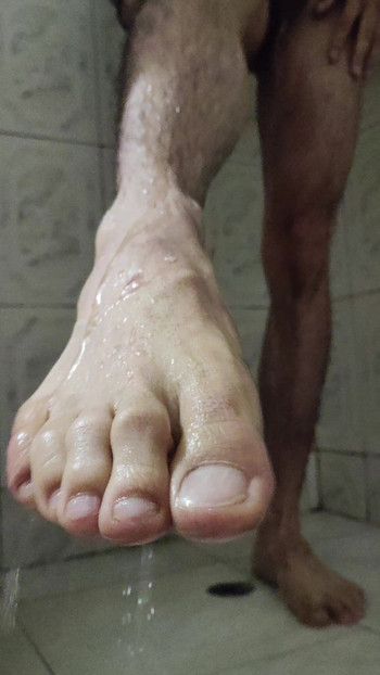 Moje noge pod tušem, kiša