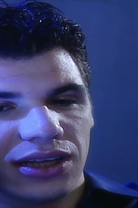 秘书在一次商务电话中给她的老板口交.