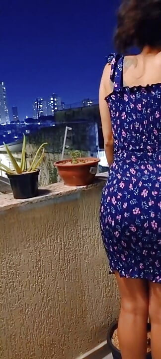 Výstava na balkóně - sexy holka tančí, dokud není nahá