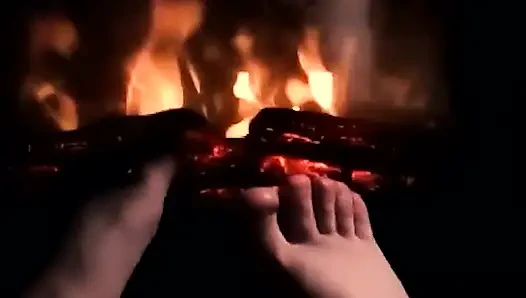 Согревание моих ступней на огне, чтобы они стали теплыми и потные для твоего члена и яиц