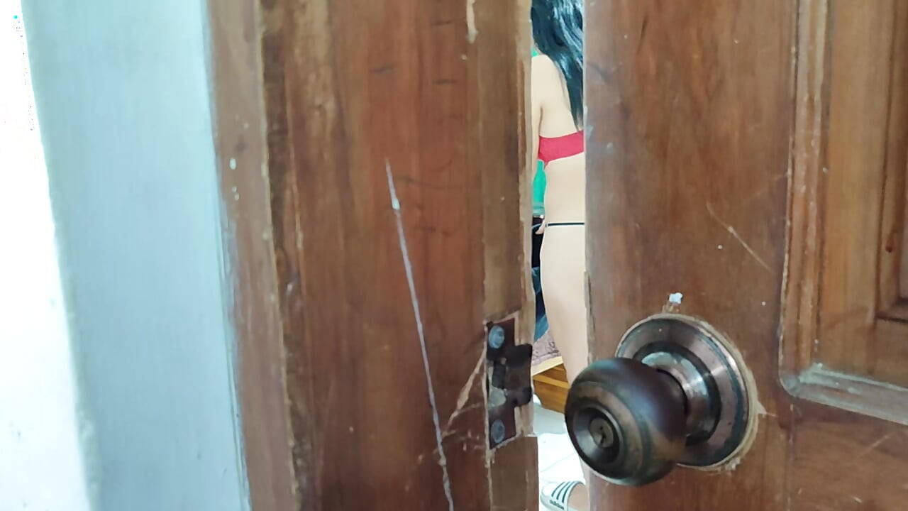 الخيانات المنحرفة!! زوجة الأب تجعل ابن الزوج يشعر بالذنب ليمارس الجنس معه بينما يكون زوجها بعيدا